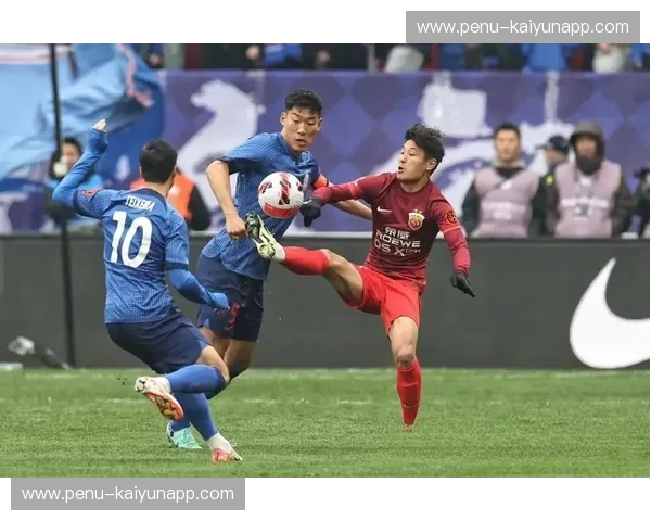 双城之巅的红蓝博弈:上海滩德比,不止是一场足球赛 双城之巅的红蓝博弈:上海滩德比,不止是一场足球赛